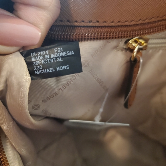 SOLD!! MICHAEL KORS purse - Picture 7 of 7